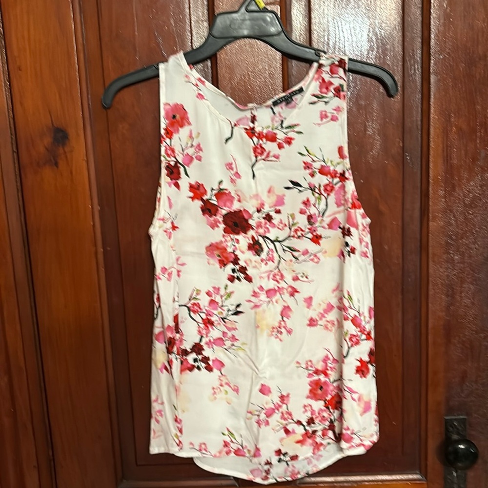 🍓3/$15🍓 Sleeveless blouse - white with floral print